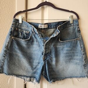 Zara light wash denim shorts in size 10